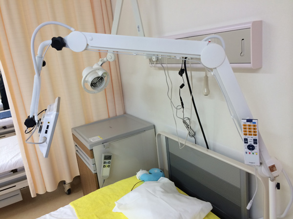 透析病院へ設置したアーム式テレビ横から視点