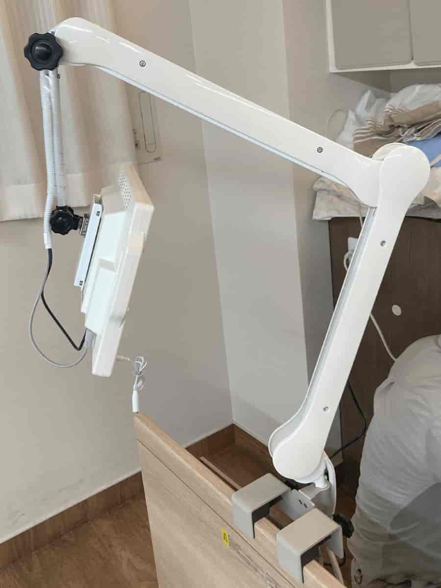 ベッド用アームテレビ４