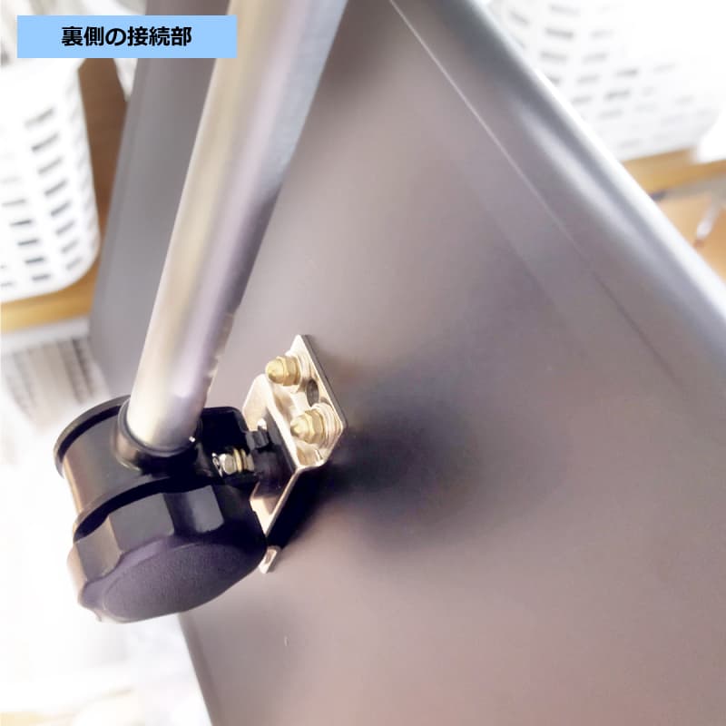 ミラー裏側のアーム接続部